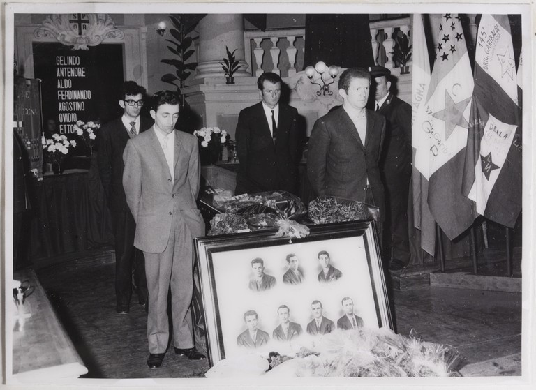 Gattatico-Reggio Emilia, 27-30 marzo 1970, Funerali di Alcide Cervi, camera ardente nella Sala del Tricolore di Reggio Emilia